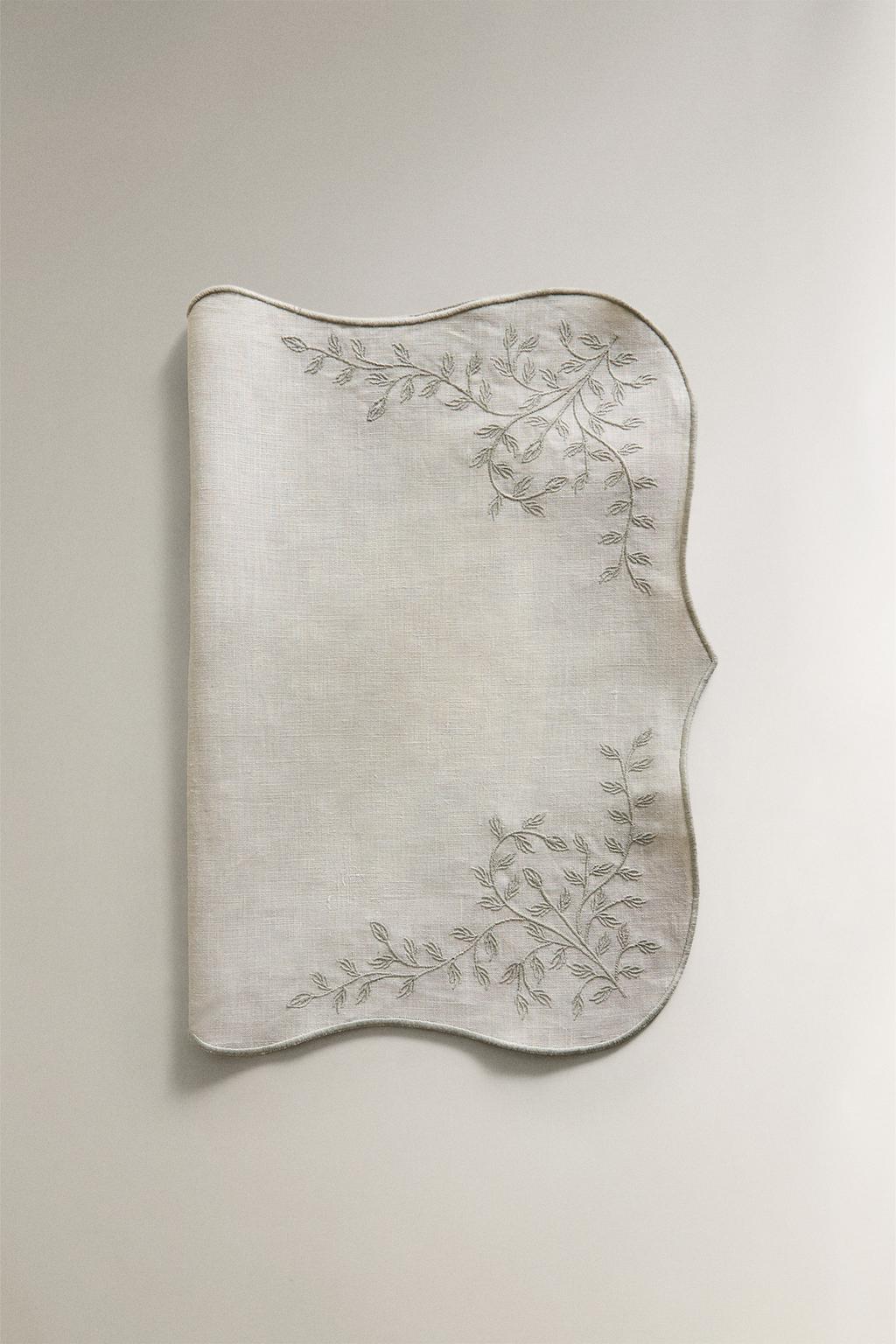 Плетеная скатерть из льна с вышитыми растениями