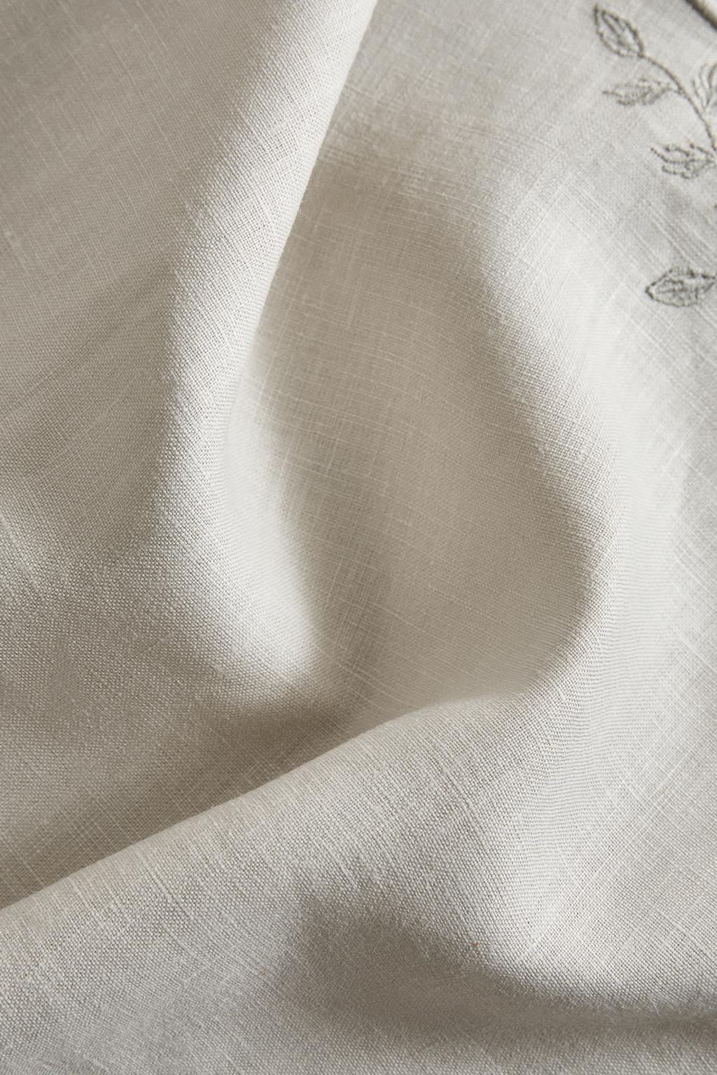 Плетеная скатерть из льна с вышитыми растениями