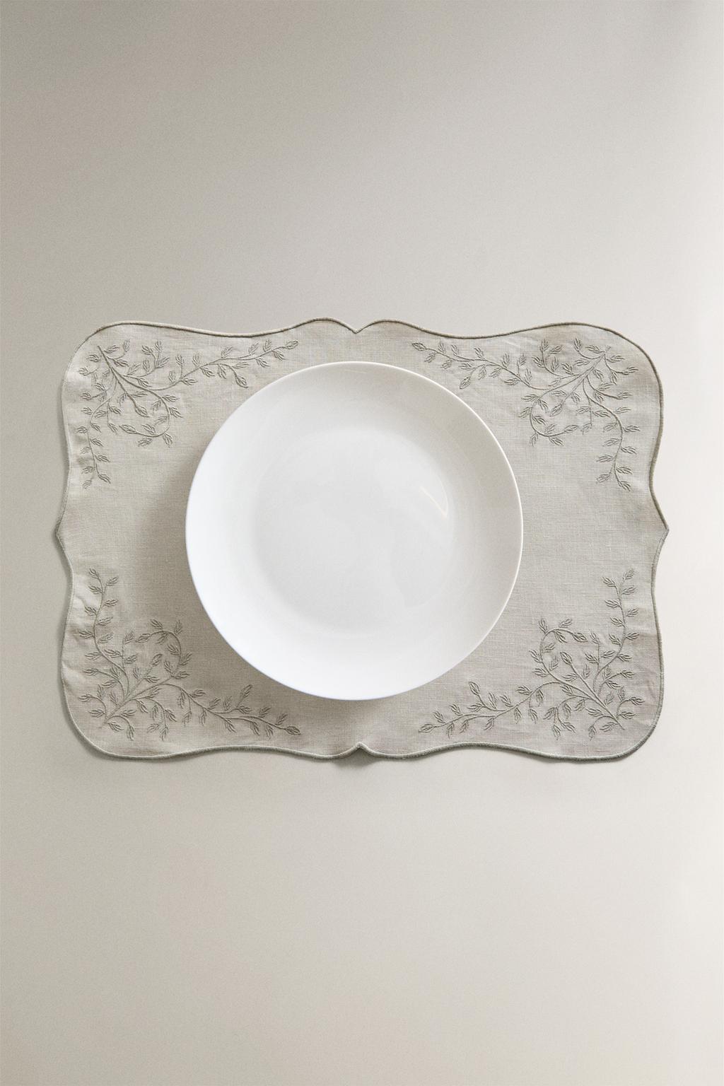 Плетеная скатерть из льна с вышитыми растениями