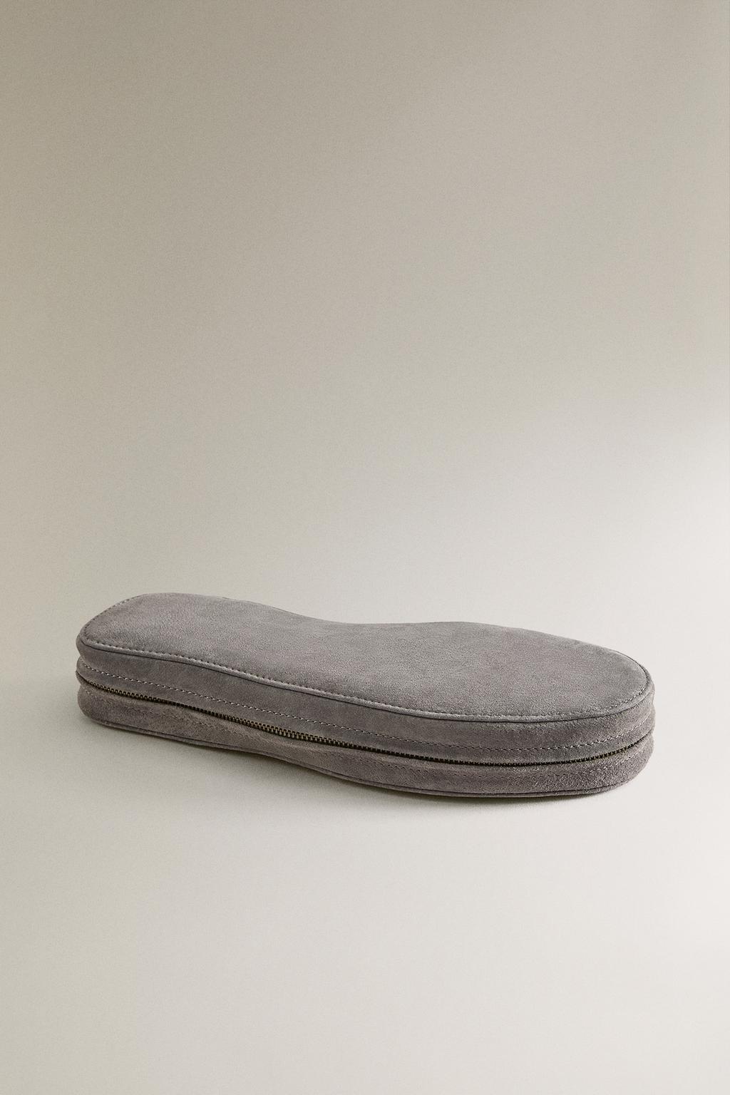 Кожаные тапочки в чехле