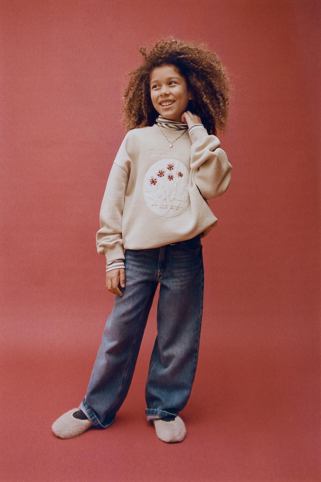 ТОЛСТОВКА С ВЫШИТОЙ НАШИВКОЙ