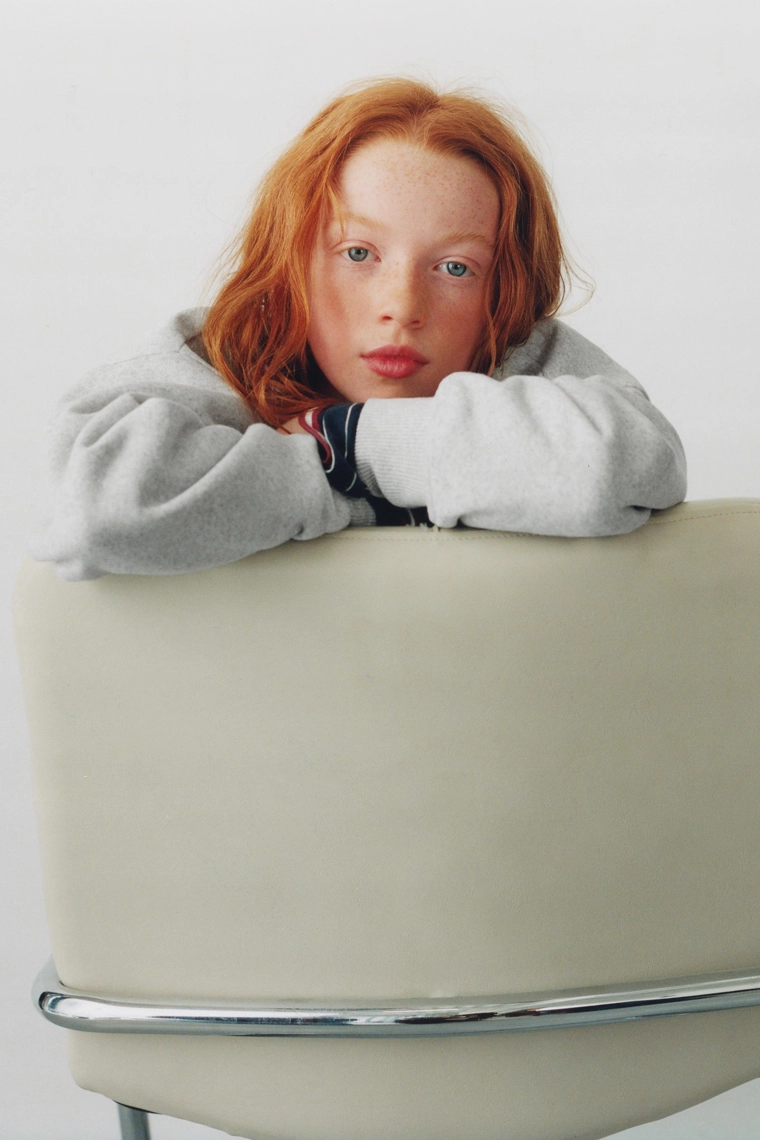 Толстовка с флокированным слоганом