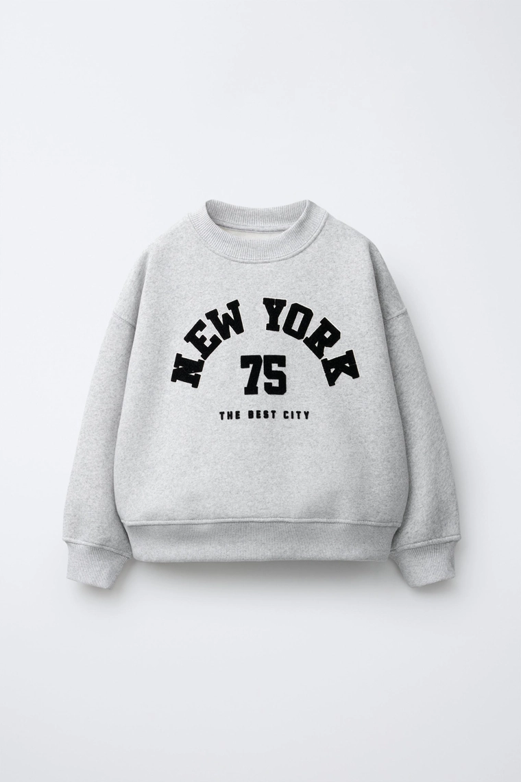 Толстовка с флокированным слоганом