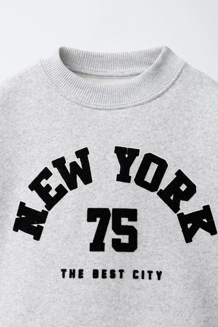 Толстовка с флокированным слоганом