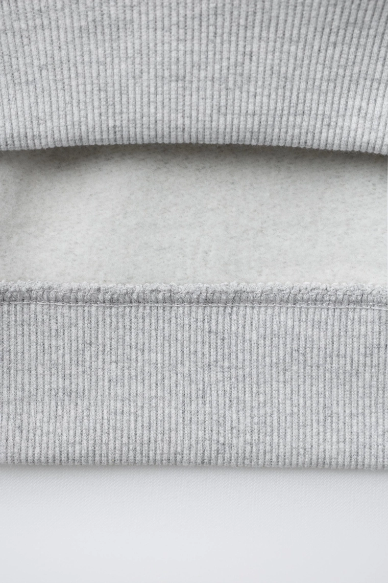 Толстовка с флокированным слоганом