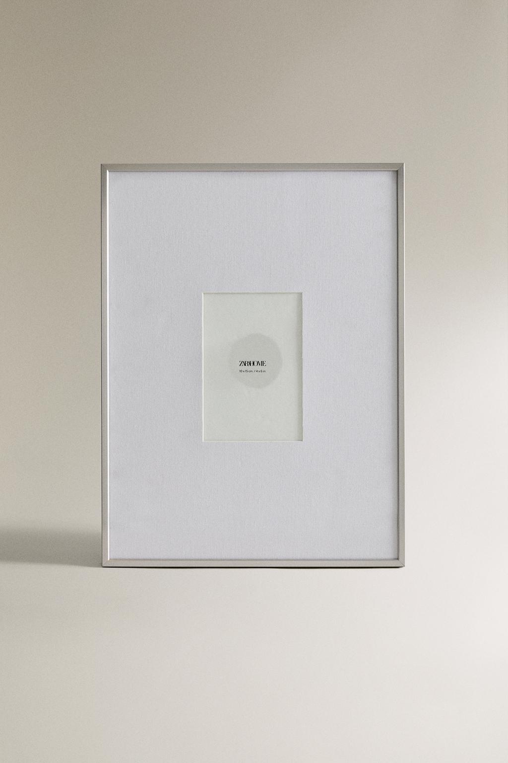 Серебристая металлическая рамка для фотографий