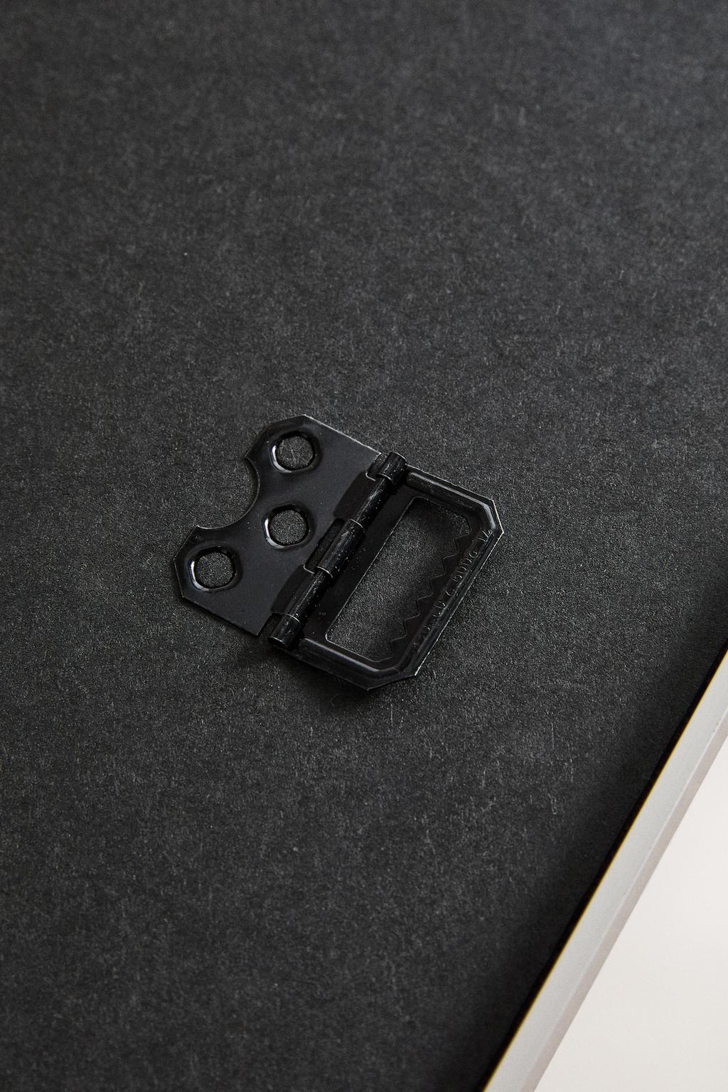 Серебристая металлическая рамка для фотографий