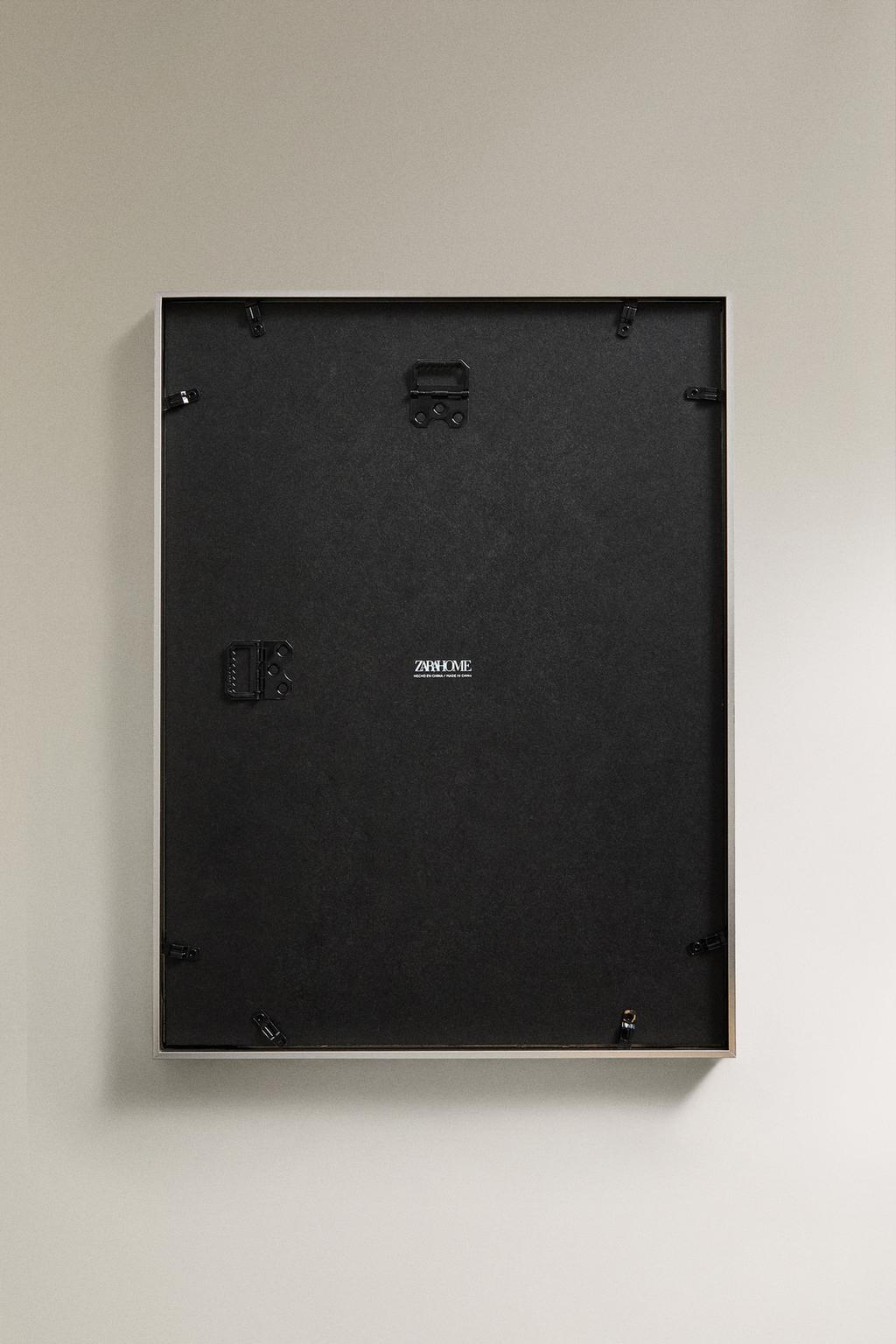 Серебристая металлическая рамка для фотографий