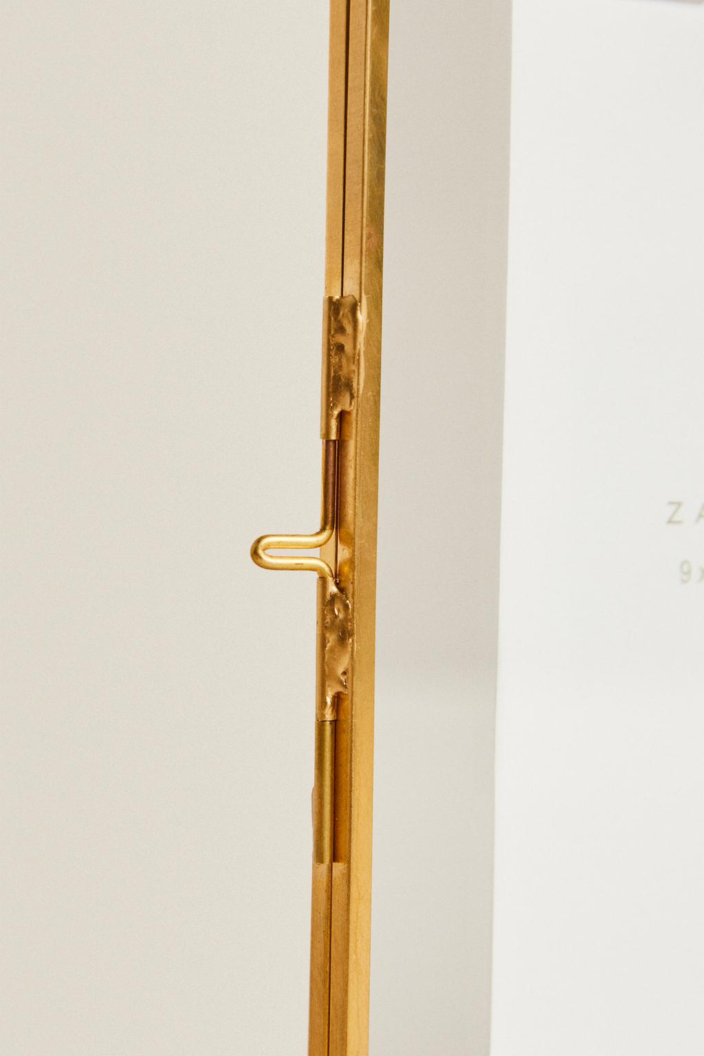 Фоторамка с двойным золотистым каркасом