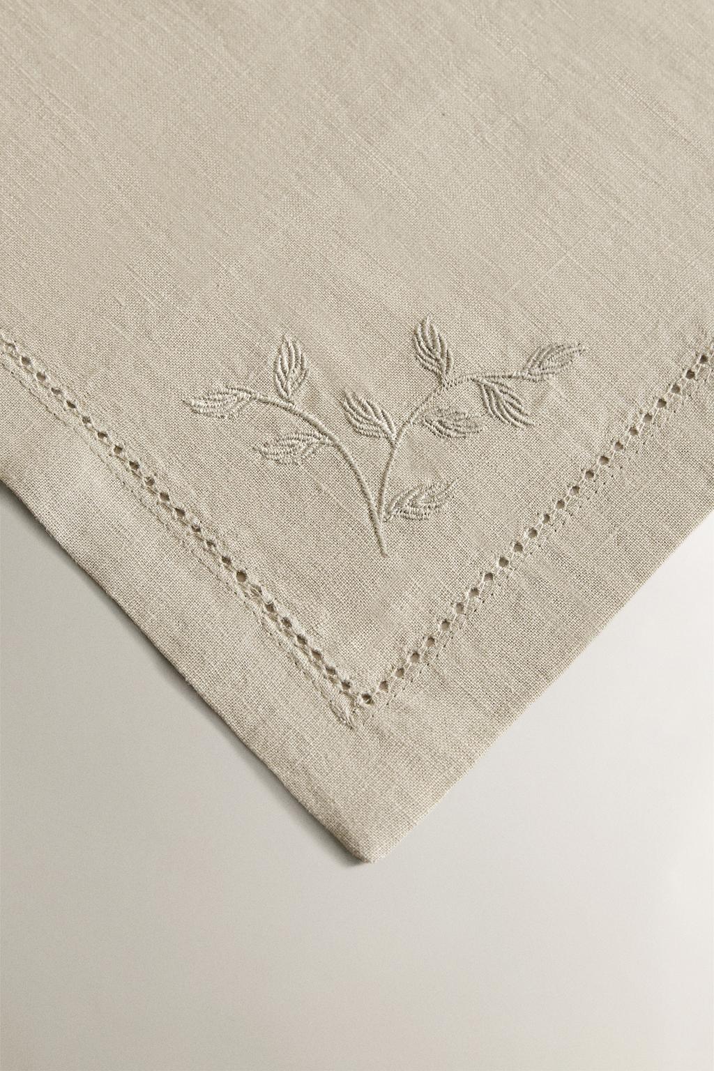 Салфетка из льна с вышитыми цветочными мотивами (набор из 2)