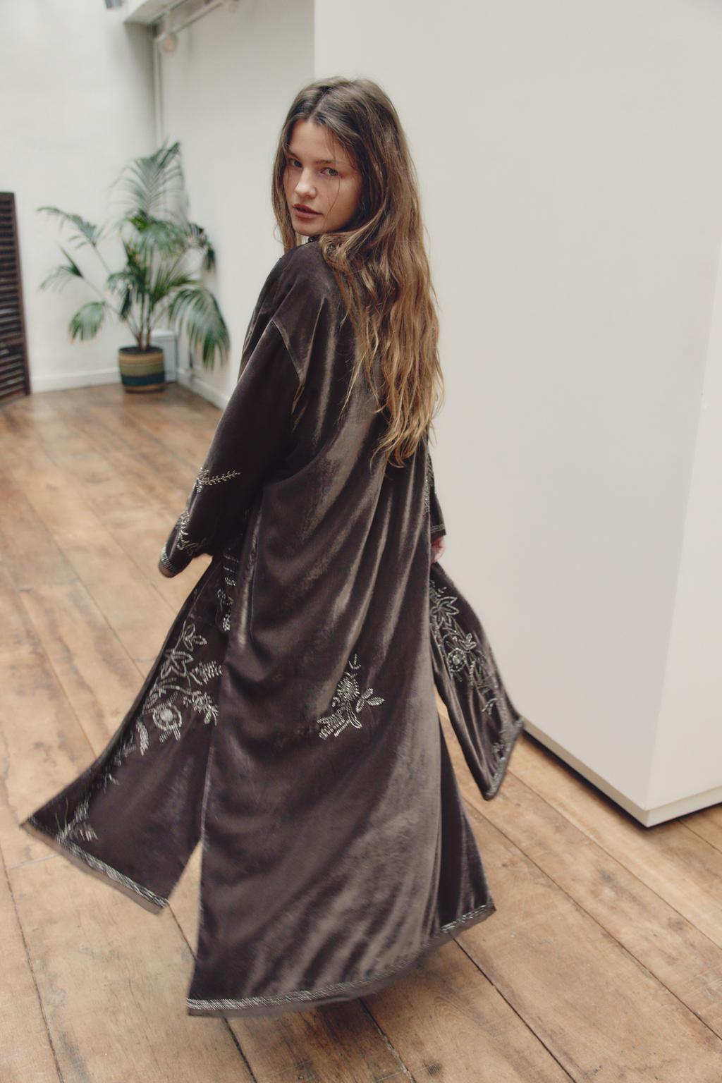БАРХАТНОЕ КИМОНО С БУСИНАМИ. ОГРАНИЧЕННАЯ СЕРИЯ