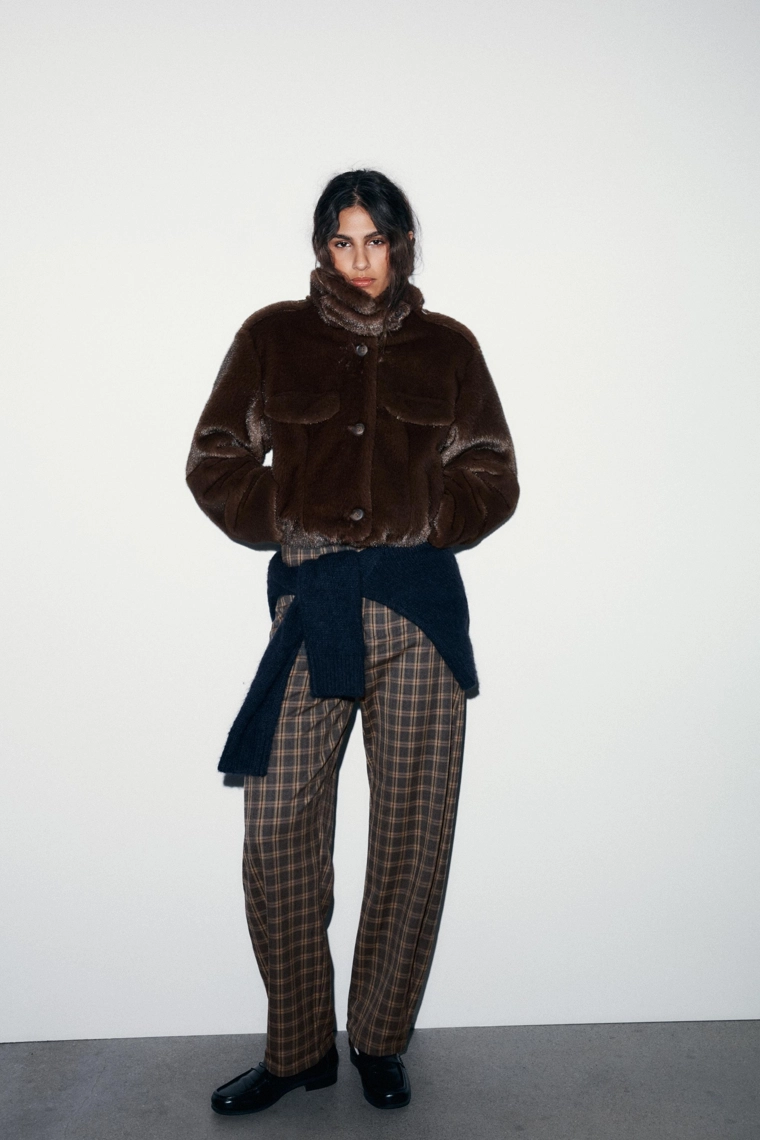 Короткая бомбер-куртка с искусственным мехом