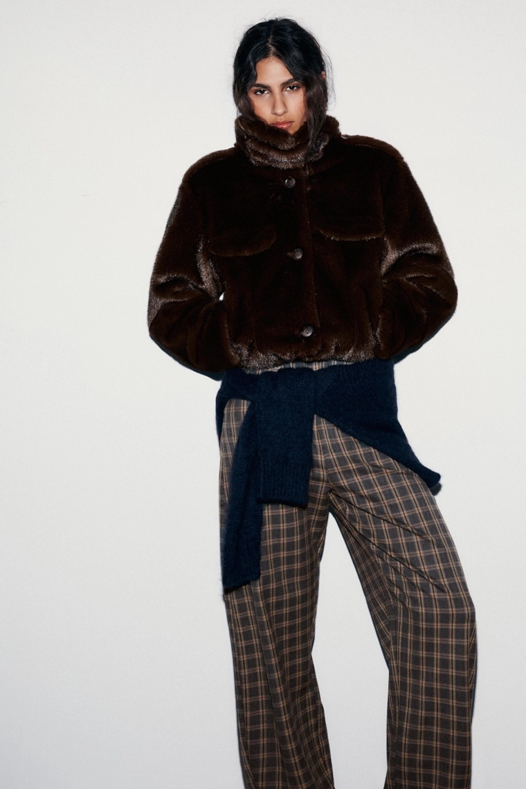 Короткая бомбер-куртка с искусственным мехом