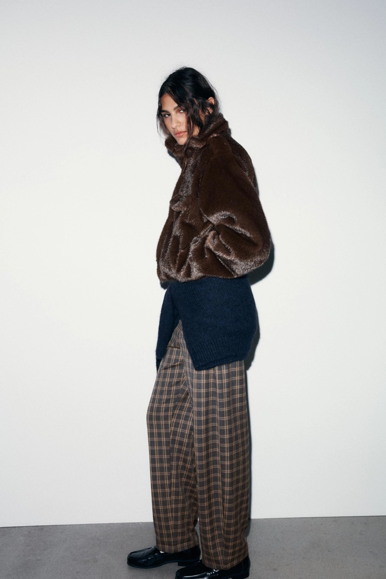 Короткая бомбер-куртка с искусственным мехом