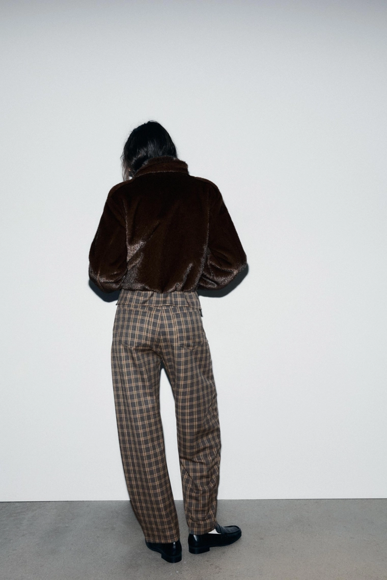 Короткая бомбер-куртка с искусственным мехом