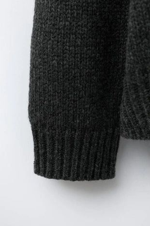 Вязаный свитер из шерсти с вышитой мышкой- Заказать в России