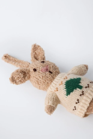 Вязаная игрушка-зайчик