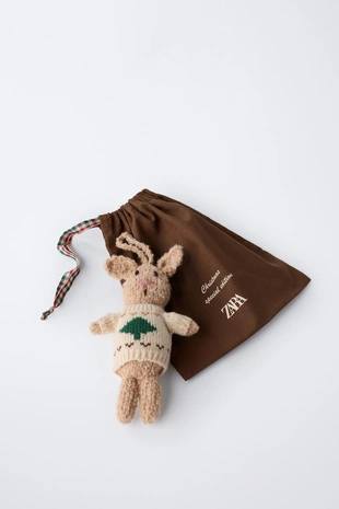 Вязаная игрушка-зайчик