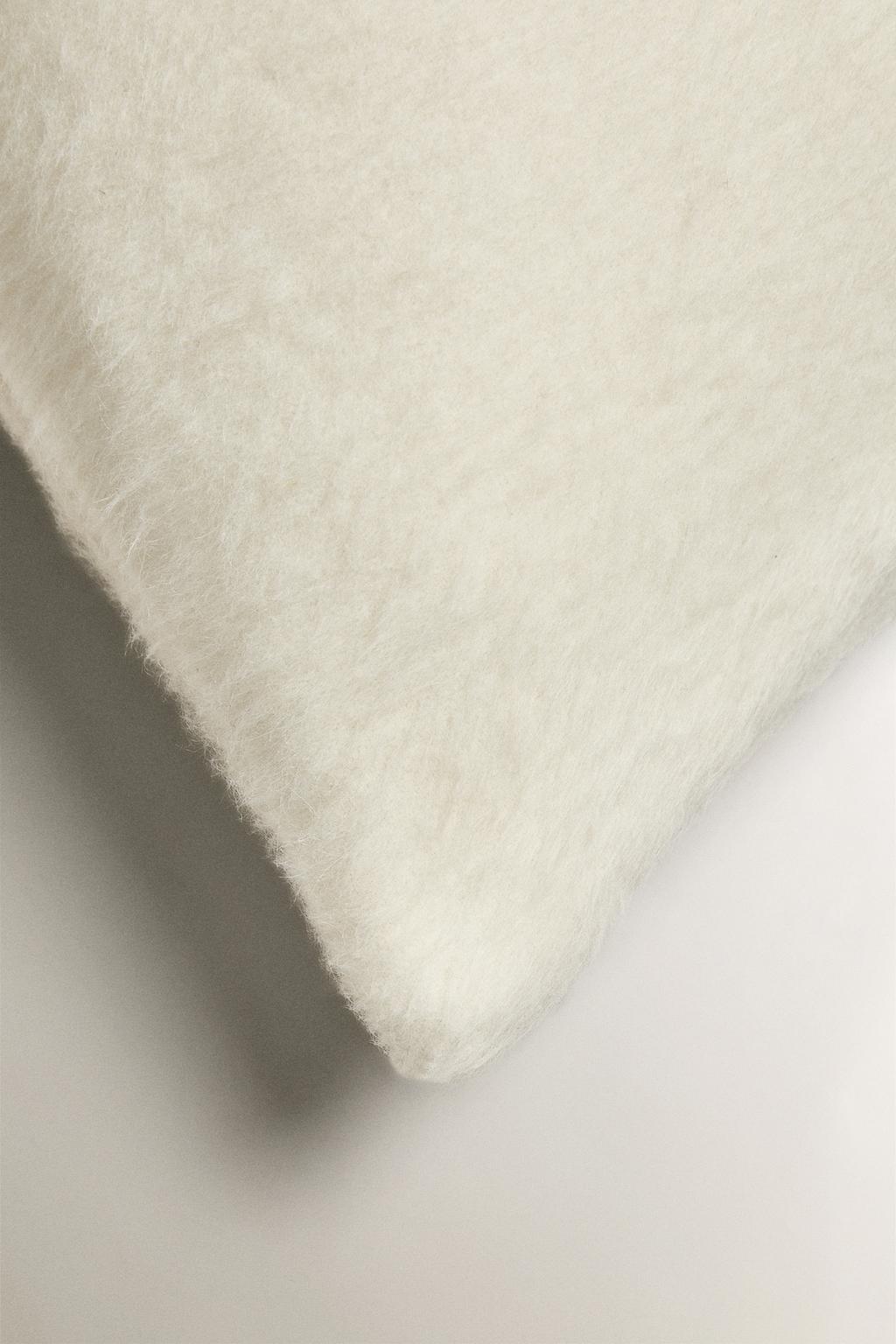 Чехол на подушку из шерсти и альпаки