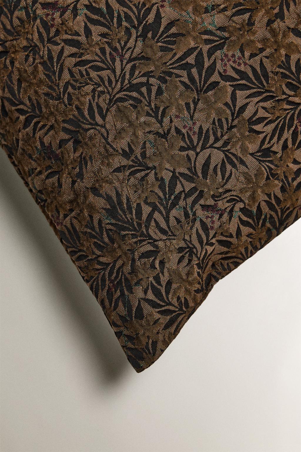 Подушка с цветочным узором