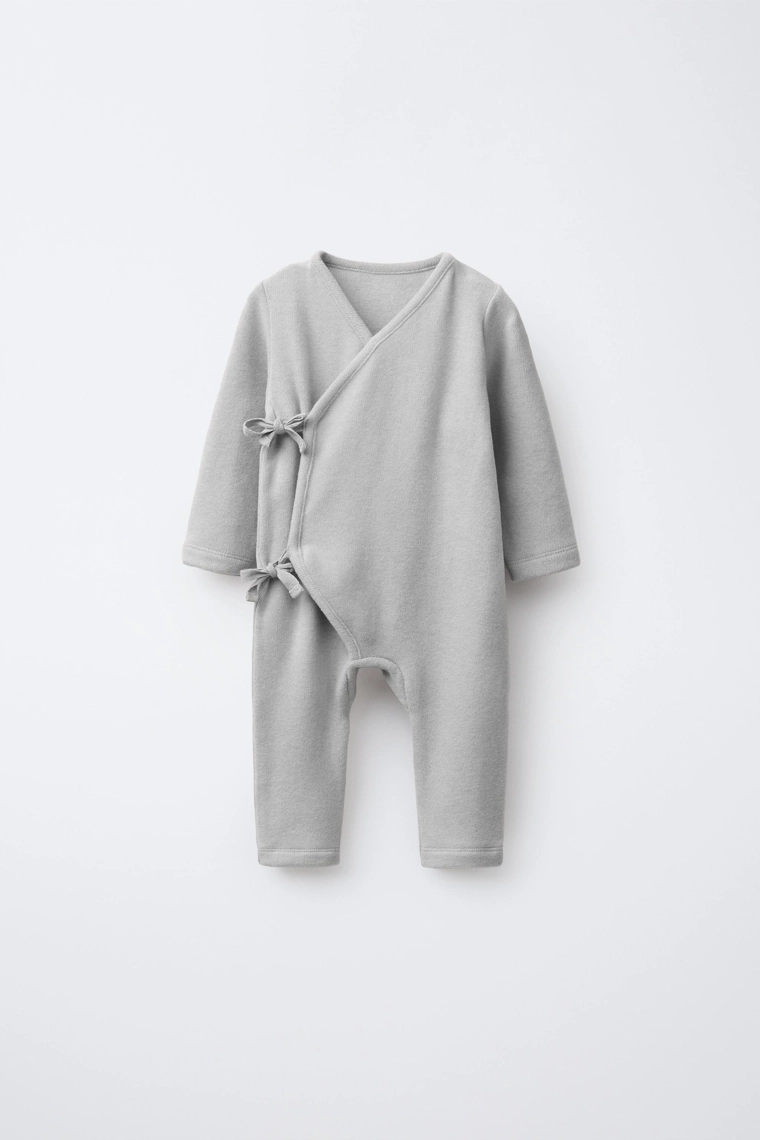 Комбинезон из мягкого материала с завязками