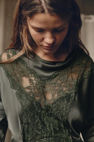 Атласное платье с кружевом и рукавом «летучая мышь»- Заказать в России