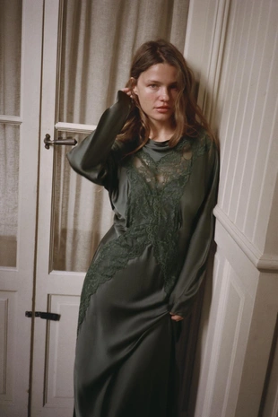 Атласное платье с кружевом и рукавом «летучая мышь»- Заказать в России