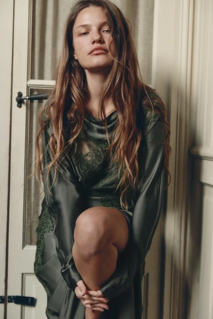 Атласное платье с кружевом и рукавом «летучая мышь»- Заказать в России