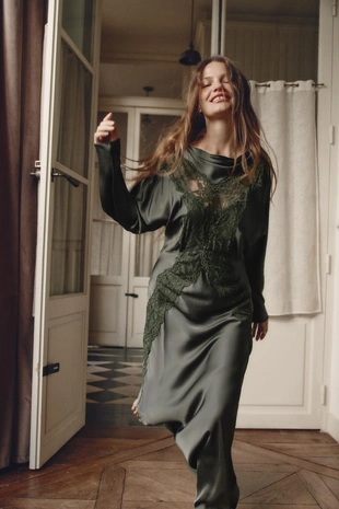 Атласное платье с кружевом и рукавом «летучая мышь»- Заказать в России