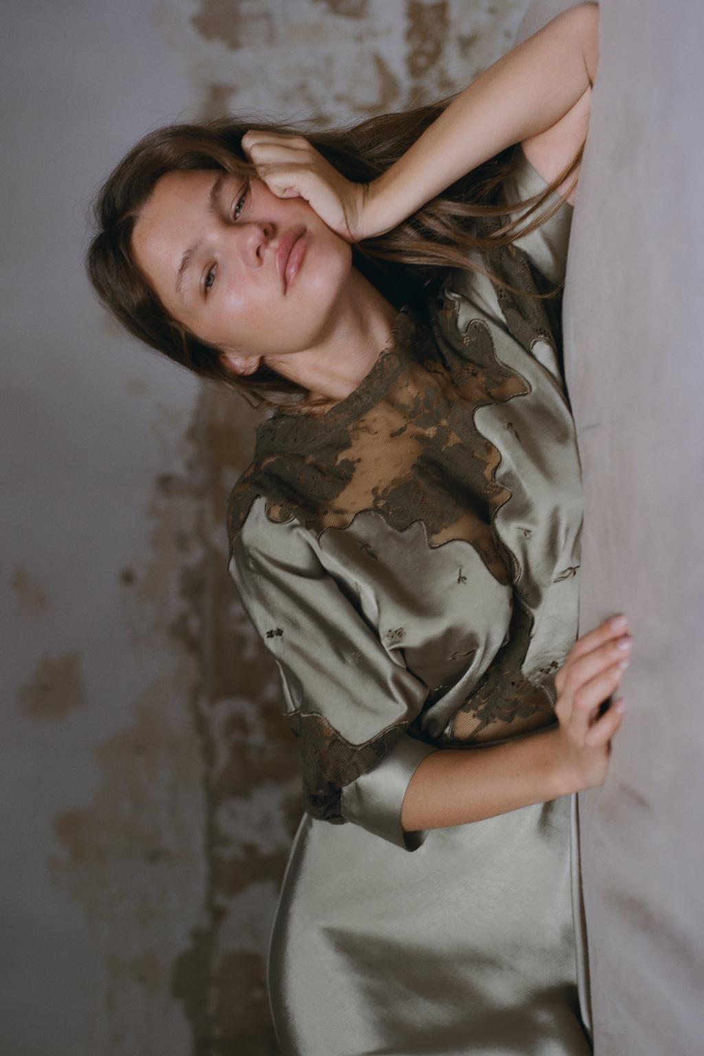 АТЛАСНОЕ ПЛАТЬЕ С КРУЖЕВОМ