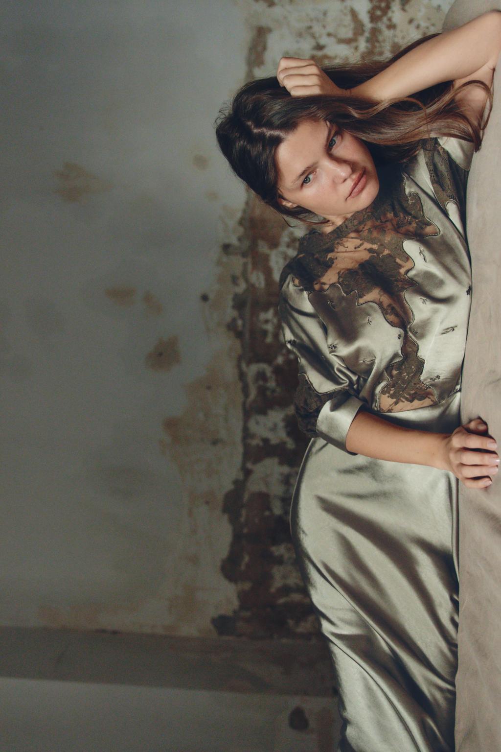 АТЛАСНОЕ ПЛАТЬЕ С КРУЖЕВОМ