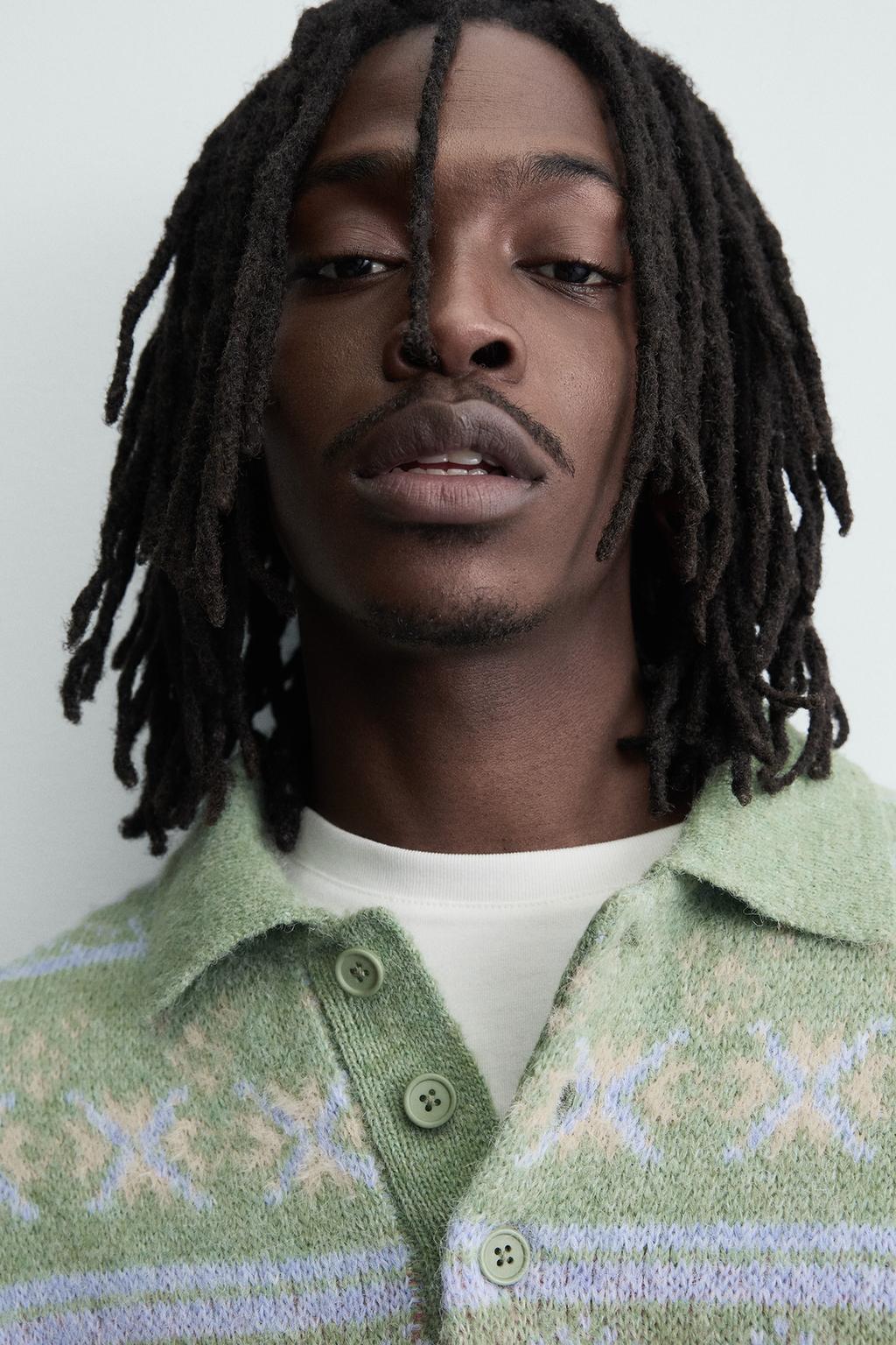 ПОЛО ИЗ ЖАККАРДОВОГО ТРИКОТАЖА С ГЕОМЕТРИЧЕСКИМ УЗОРОМ И ТЕКСТУРОЙ