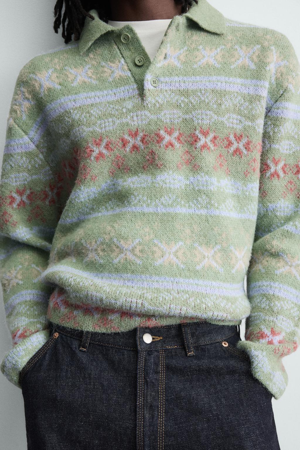 ПОЛО ИЗ ЖАККАРДОВОГО ТРИКОТАЖА С ГЕОМЕТРИЧЕСКИМ УЗОРОМ И ТЕКСТУРОЙ