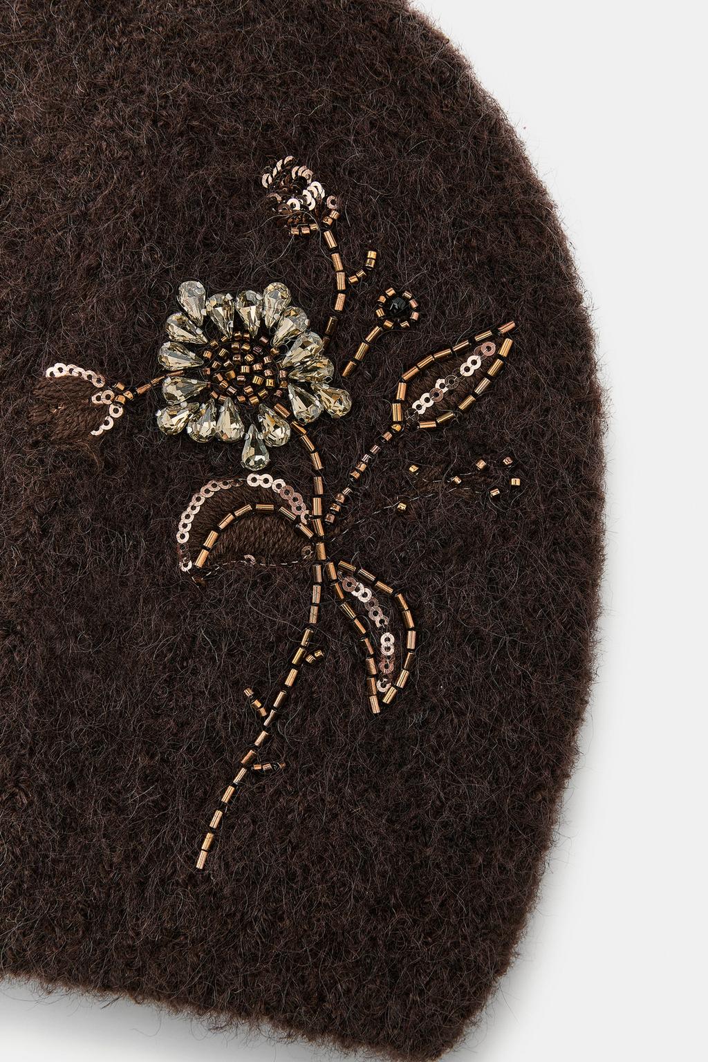 ШАПКА БИНИ С ЦВЕТОЧНЫМ УЗОРОМ И БУСИНАМИ