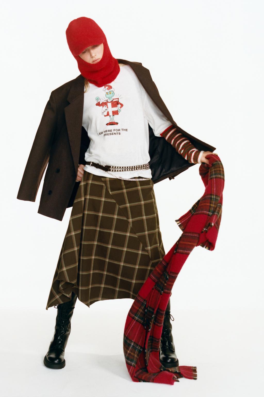 ОДНОТОННЫЙ КАПЮШОН С КОЗЫРЬКОМ