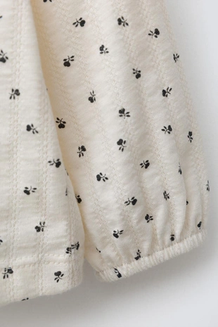 Футболка с отложным воротником и цветочным принтом- Заказать в России