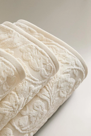 Велюровое полотенце с цветочным жаккардом- Заказать в России