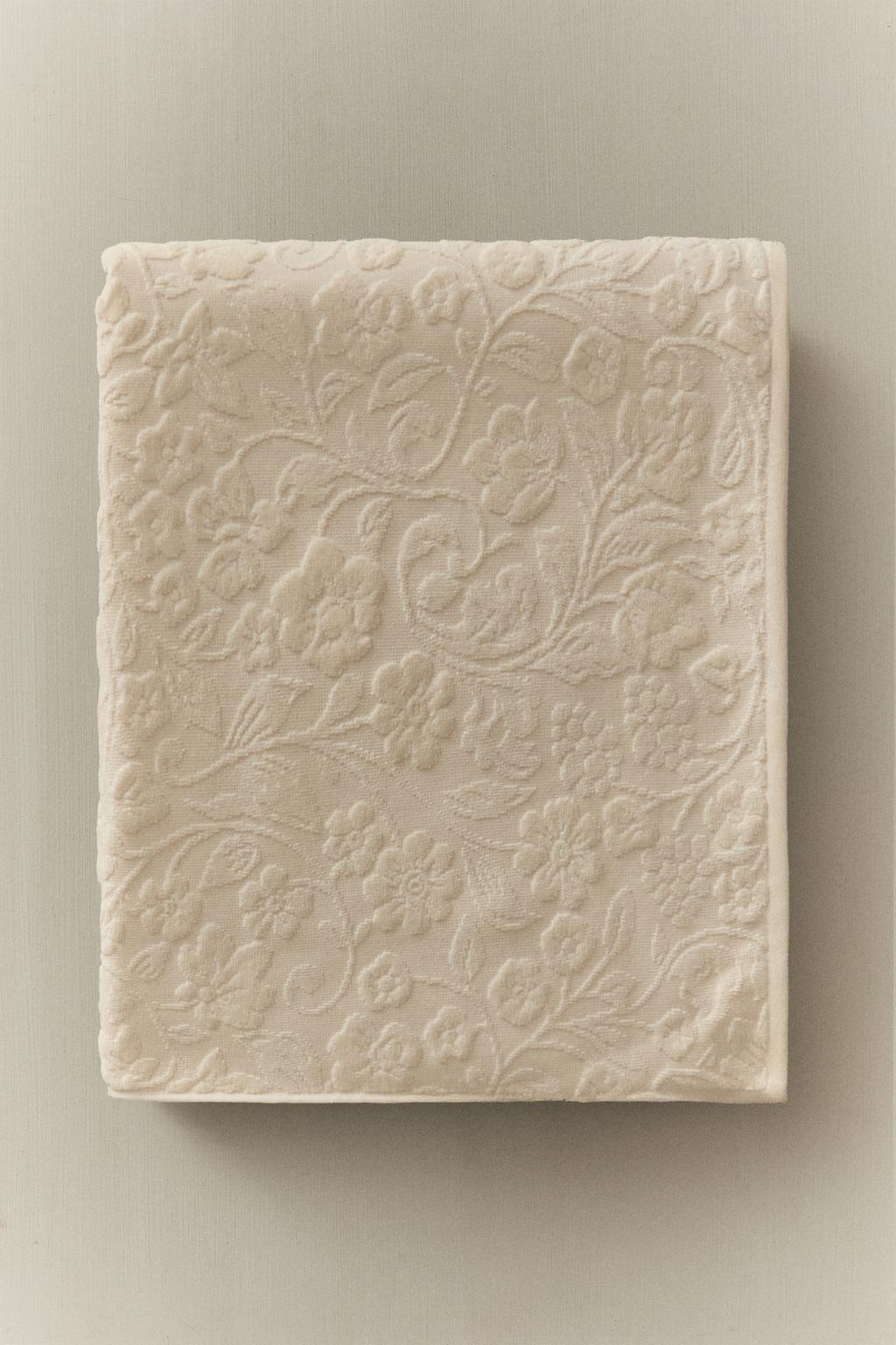 Велюровое полотенце с цветочным жаккардом