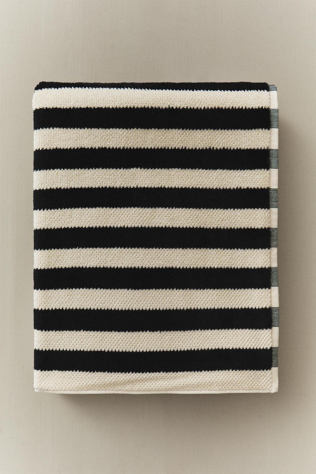 Рельефное махровое полотенце