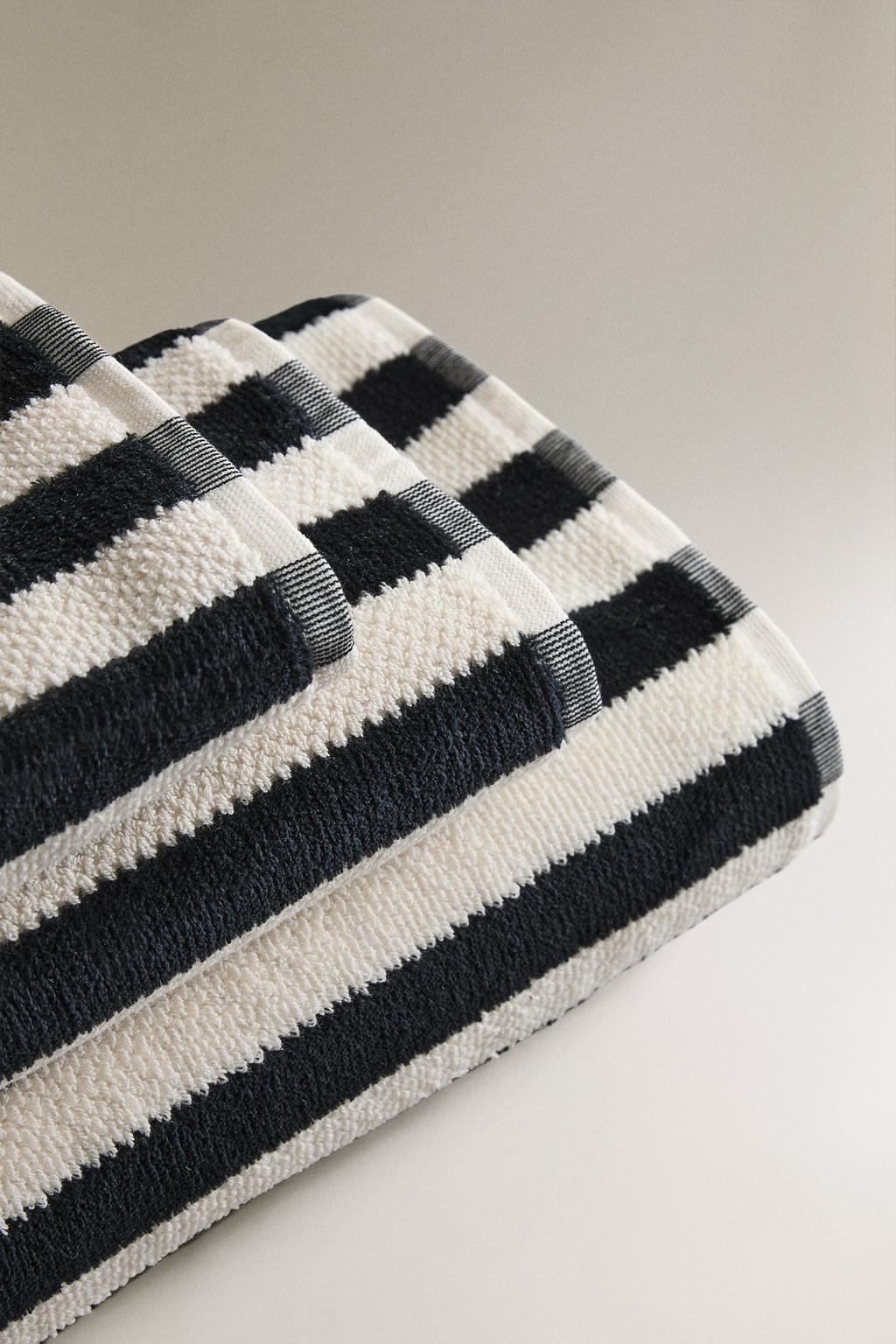 Рельефное махровое полотенце