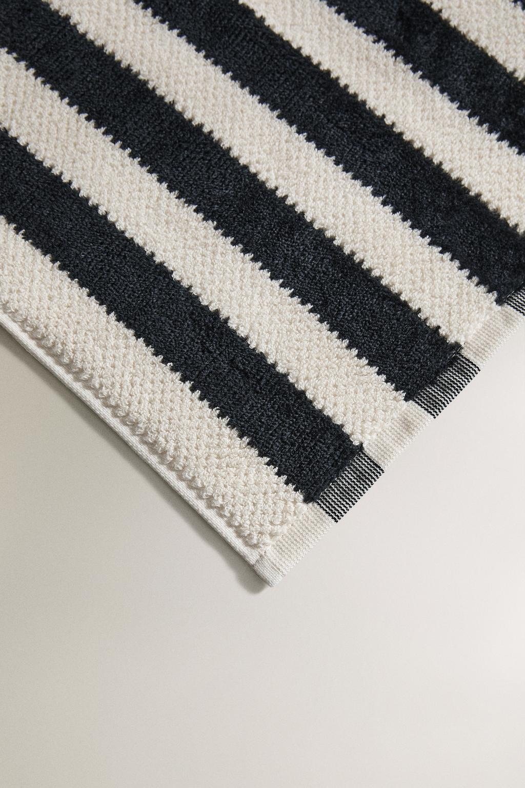 Рельефное махровое полотенце