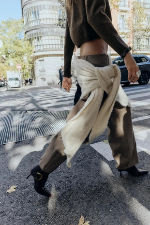 Треугольная шаль с ажурным узором- Заказать в России