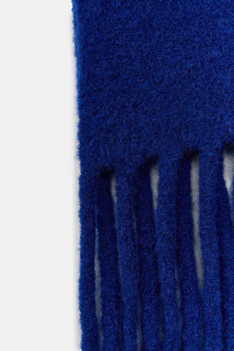 Шарф из вязаной шерсти с бахромой