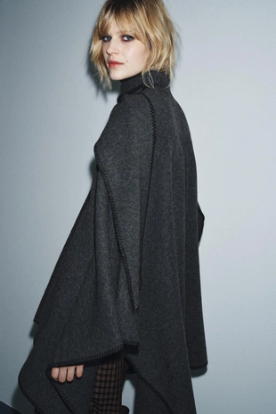 Трикотажная накидка с шарфом и контрастной нитью- Заказать в России