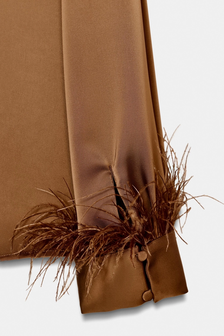 Блузка из атласа с перьями