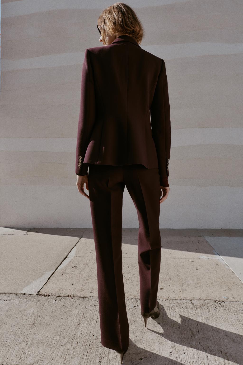 БЛЕЙЗЕР ОБЛЕГАЮЩЕГО КРОЯ С ПОДПЛЕЧНИКАМИ