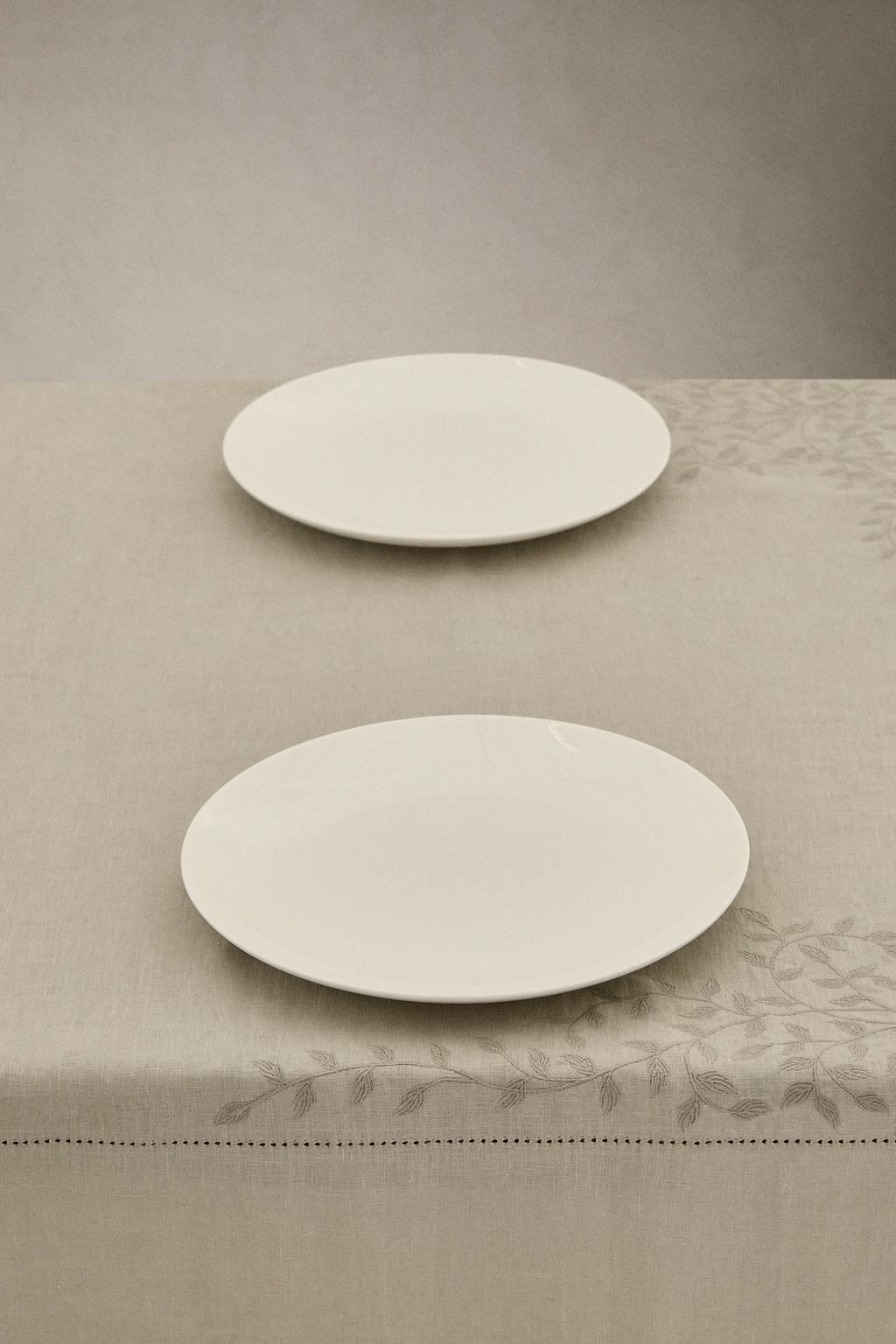 Льняной скатерть с цветочной вышивкой