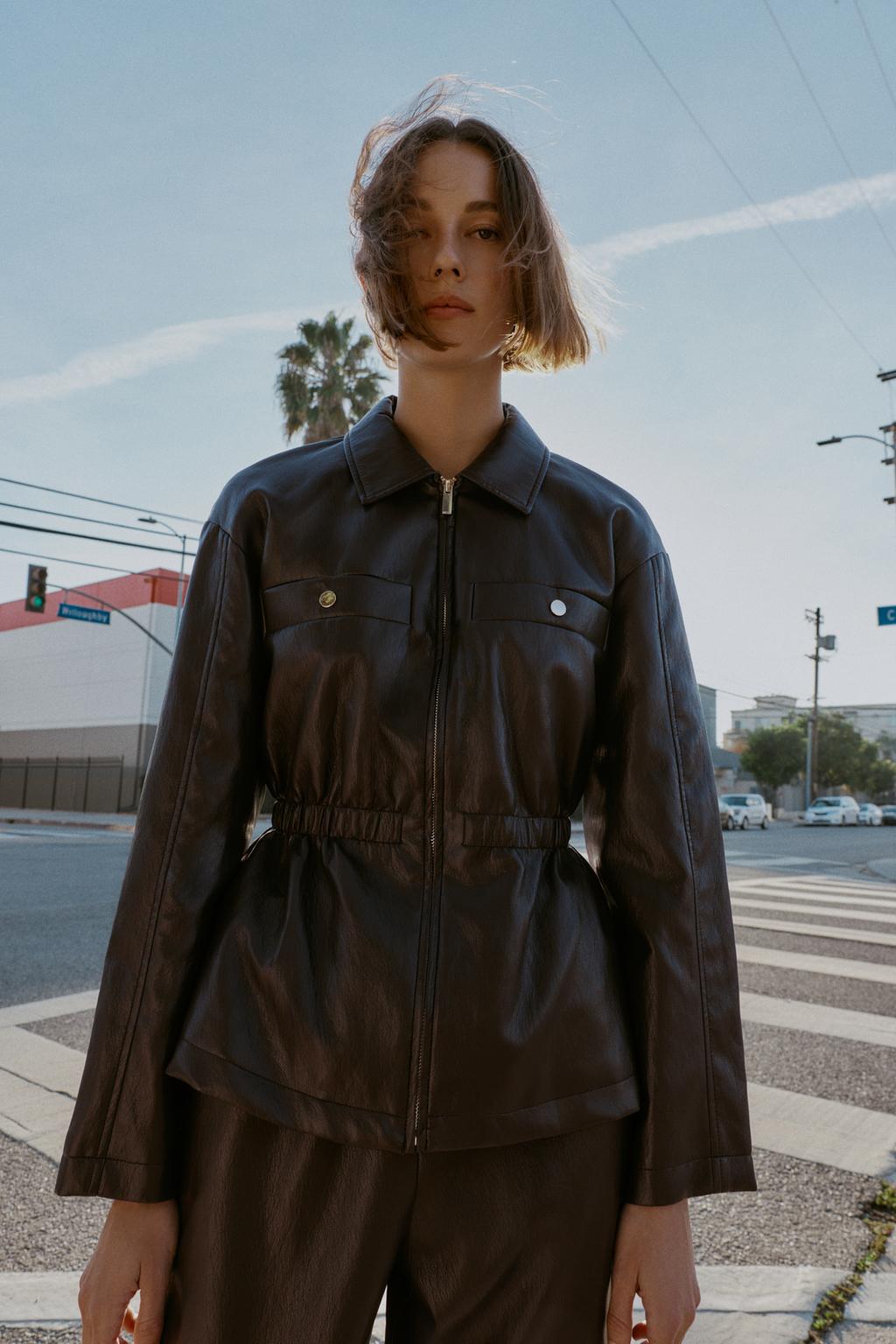 КУРТКА ИЗ ИСКУССТВЕННОЙ КОЖИ С ЭЛАСТИЧНЫМ ПОЯСОМ