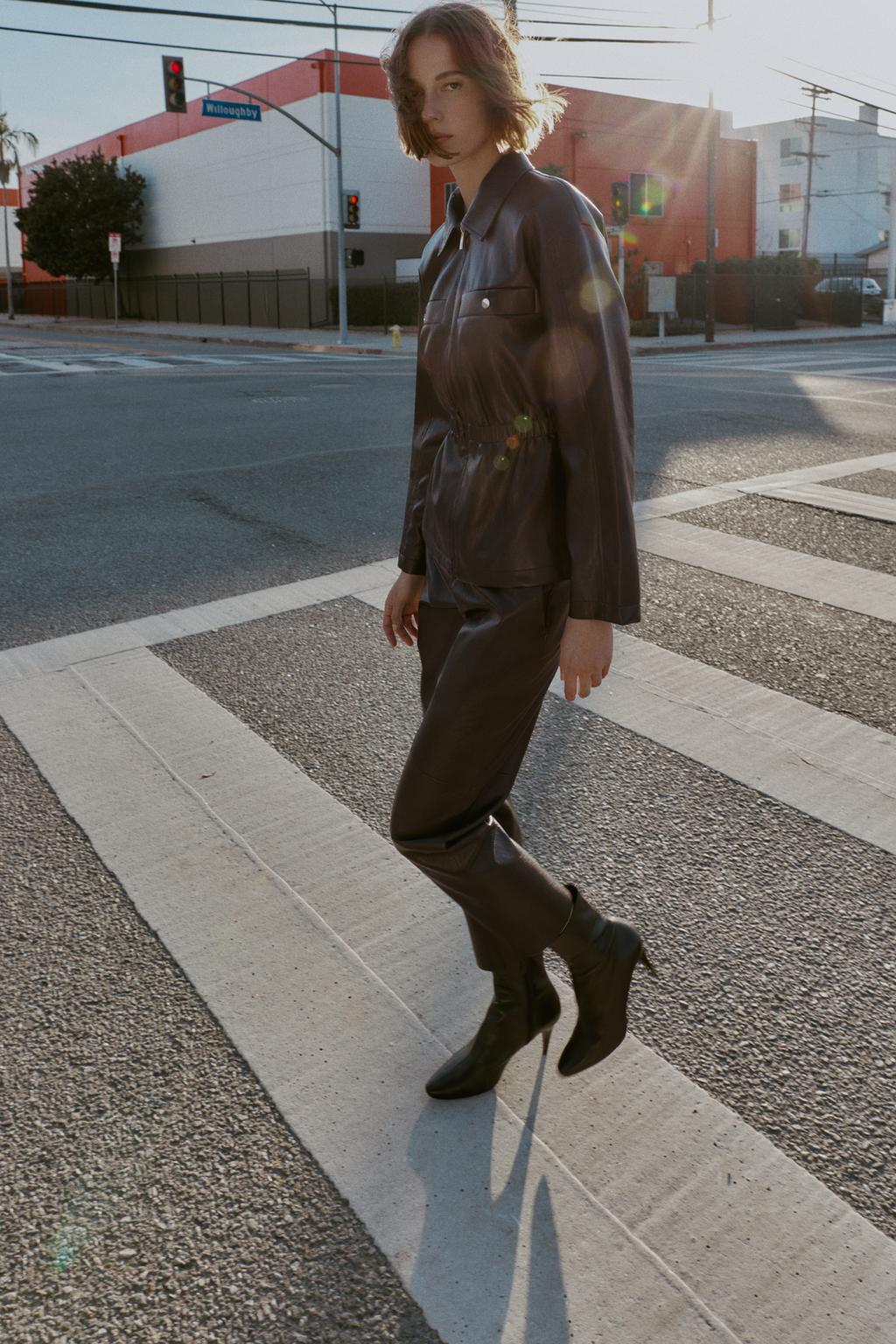 КУРТКА ИЗ ИСКУССТВЕННОЙ КОЖИ С ЭЛАСТИЧНЫМ ПОЯСОМ