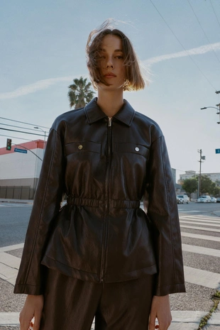 Куртка из искусственной кожи с эластичным поясом